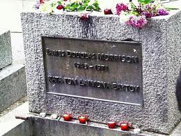 Η ελληνική επιγραφή στο τάφο του Jim Morrison.
