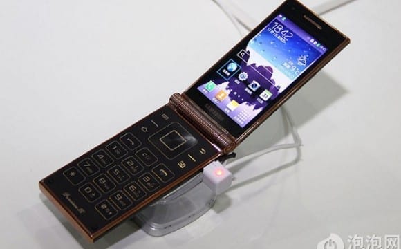 Το πρώτο… αναδιπλούμενο smartphone με Snapdragon 800