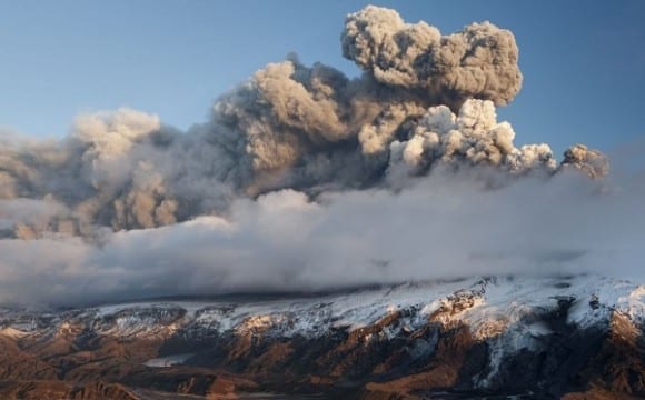 Έτοιμο να εκραγεί ξανά το ισλανδικό ηφαίστειο που είχε καθηλώσει χιλιάδες πτήσεις