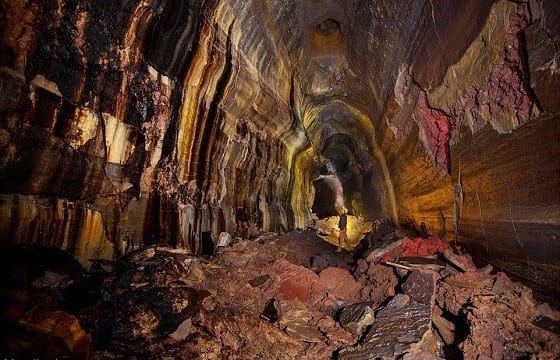 Απίστευτες φωτογραφίες μέσα σε σπηλιά λάβας εκατοντάδες μέτρα υπόγεια