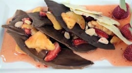 Τριλογία σοκολάτας με φράουλα και ανανά