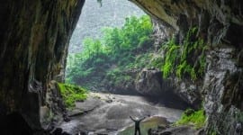 Ποιο σπήλαιο περιέχει τροπικό δάσος, λίμνες, παραλίες και ποτάμι;