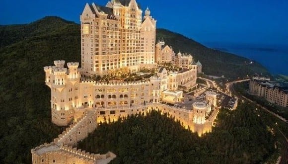 Το ξενοδοχείο-κάστρο που μοιάζει σαν να βγήκε από σελίδες παραμυθιού!