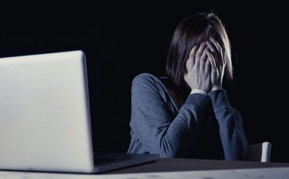 Από τι κινδυνεύουν αγόρια και κορίτσια στο Internet και τι να προσέχουν οι γονείς