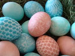 Αργομισθία: «να φάμε φασολάδα να βάφουμε αυγά με τις κλανιές μας!» Το άκουσα κι αυτό…